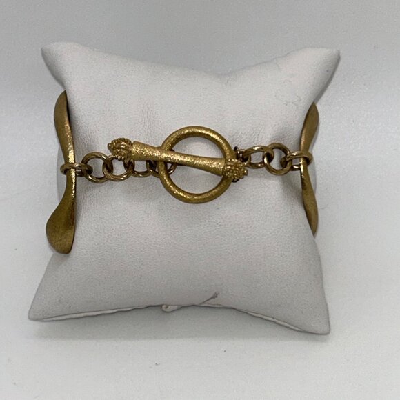 Rivka Friedman Brushed Gold-tone Oval Link Bracelet With Elegant Toggle Clasp - Picture 4 of 14